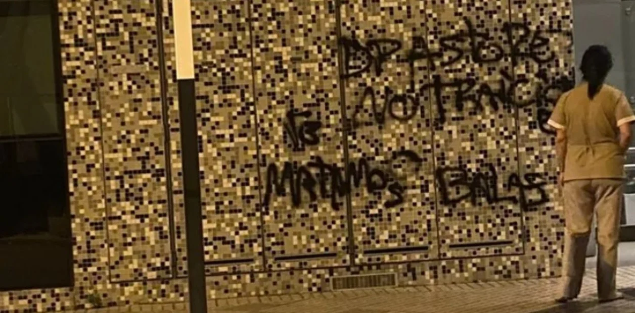 Tensión y amenaza al presidente de Newell's: piedrazo, pintada y la promesa de que habrá "balas"