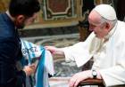 El "Papu" Gómez le regaló su camiseta al Papa Francisco