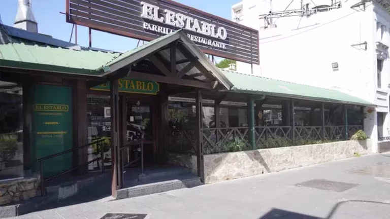 El dueño de una parrilla en Rosario denunció que sicarios le exigen una abultada coima para no tirotearle el local