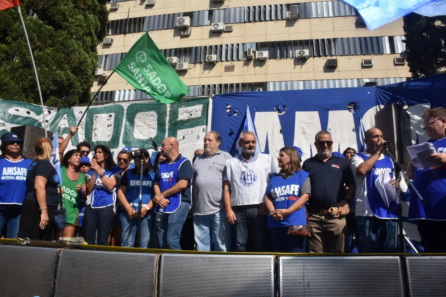 Docentes púbicos y privados se movilizaron hoy al Ministerio de Educación.