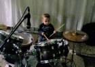 Baterista prodigio sorprende: Niño de cuatro años toca como un profesional