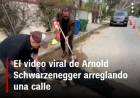 "Hasta la vista, bache", el video viral de Arnold Schwarzenegger arreglando una calle en Los Ángeles