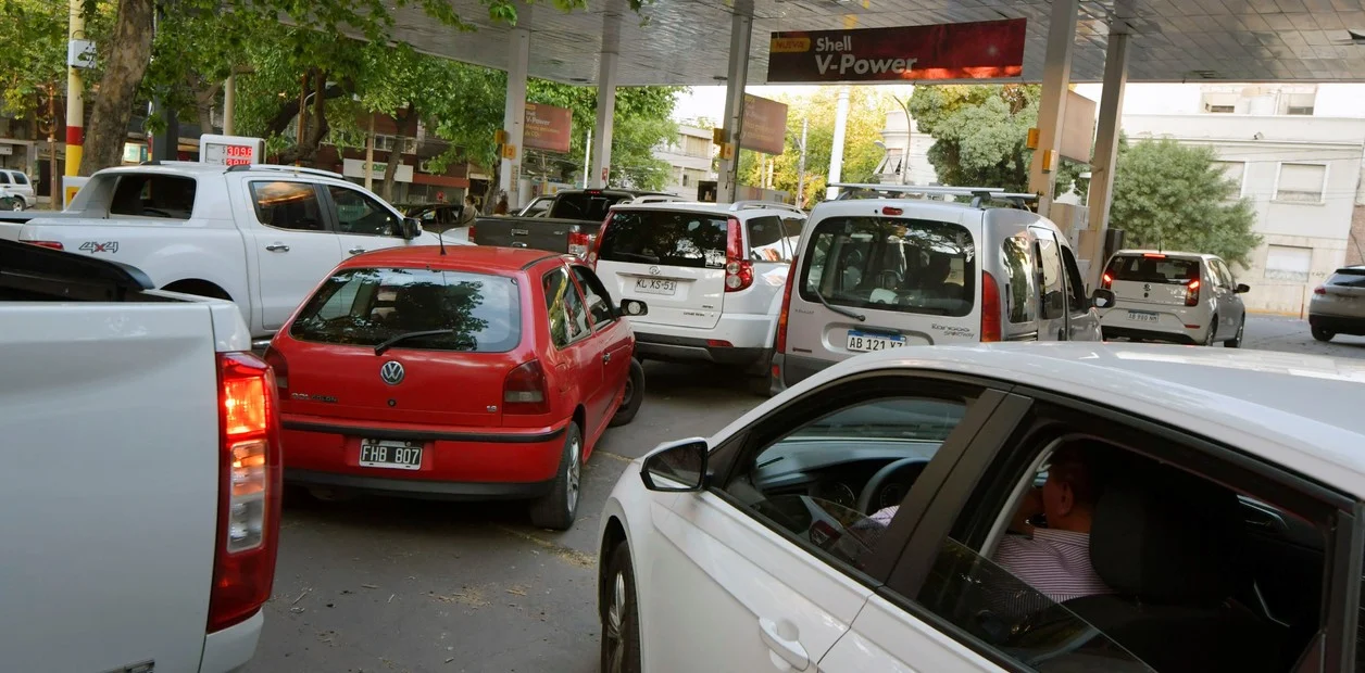 Falta de nafta: Sergio Massa le echa la culpa a las petroleras y amenaza con Milei