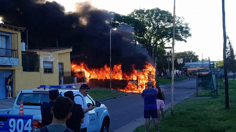 VIDEO: se incendió un colectivo en plena calle de Paraná