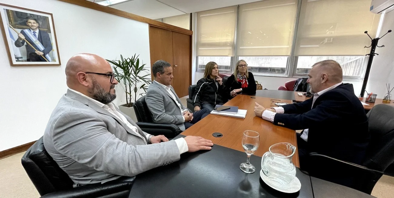 Concejales recorriendo despachos.