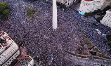 Buenos Aires:  Banderas, camisetas y abrazos: el Obelisco es protagonista de los festejos por la obtención de la Copa del Mundo