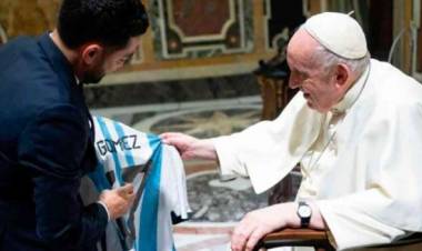 El "Papu" Gómez le regaló su camiseta al Papa Francisco