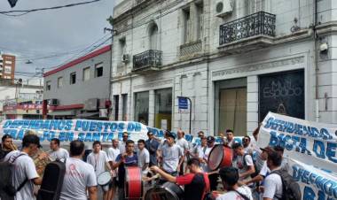 Empleados de una tabacalera protestaron frente a AFIP