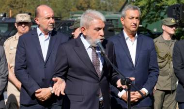 Aníbal Fernández recibió a los nuevos agentes federales en Rosario y reclamó que lleguen "hasta el hueso"