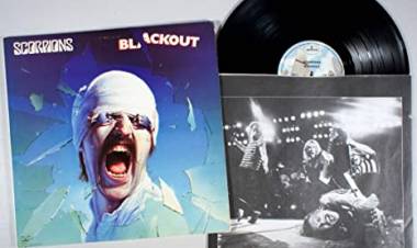 Haciendo Historia:  En 1982 Scorpions lanzó "Blackout" octavo disco