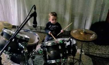 Baterista prodigio sorprende: Niño de cuatro años toca como un profesional