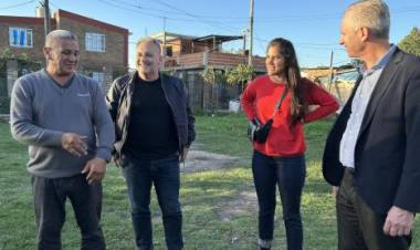 Rabbia y Lewandowski visitaron el Club Los Pumas tras aportar materiales para construir un paredón contra balaceras