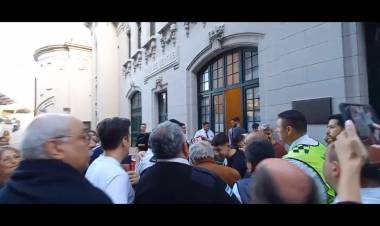 Polémica en el cierre de la Feria del Libro: seguidores de Javier Milei insultaron a Pepe Mujica