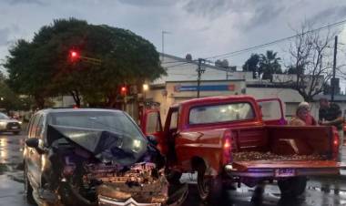 Violento choque en avenida Facundo Zuviría y Agustín Delgado