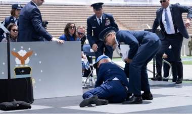 El presidente de Estados Unidos se cayó durante un acto y el video se volvió viral