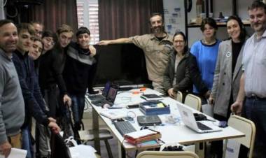 Estudiantes santafesinos de escuelas secundarias construirán satélite para el Certamen CANSAT Argentina