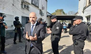 El ministro de Seguridad entregó a la policía 147 cascos de protección balística y 250 escopetas para los grupos de apoyo táctico