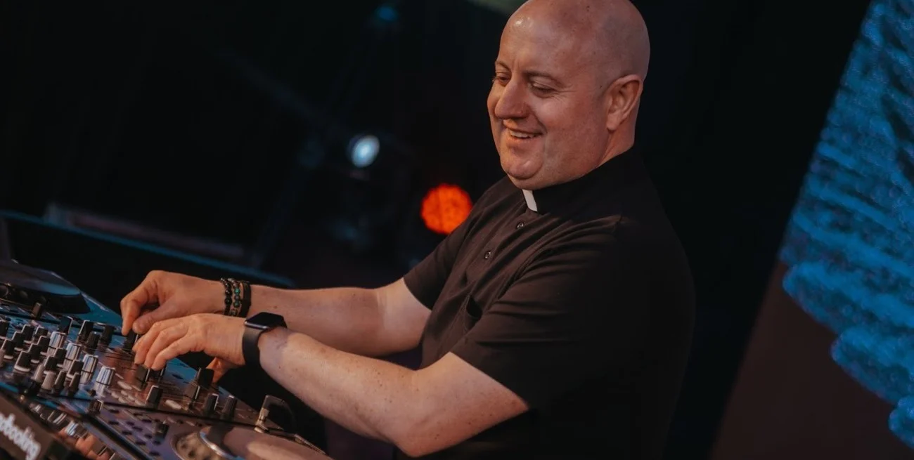 El cura DJ que hizo vibrar la Jornada Mundial de la Juventud con música techno