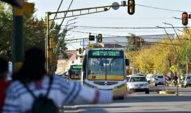 Se normalizan los colectivos durante el día, pero el bloqueo empresarial volvería a interrumpir el servicio de 22 a 5 de la madrugada