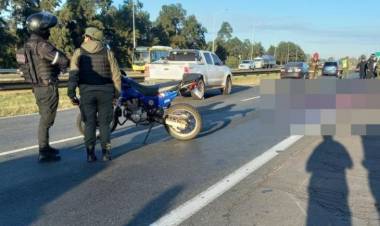 Choque fatal en la Autopista: un camión embistió a un motociclista a la altura del complejo de Colón