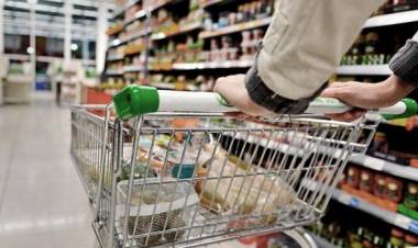 Gremios analizan pedir adelantar la cláusula de revisión salarial, tras conocerse la inflación de agosto