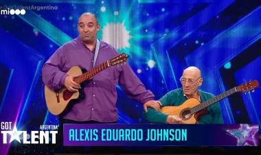 Su nieto lo llevó engañado a Got Talent y tocó la guitarra como un campeón.