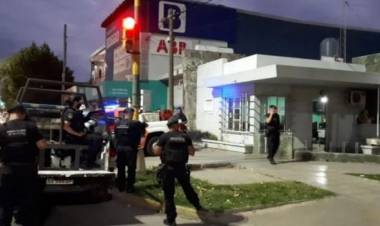 Se hacían pasar por un juez, y pedían dinero para liberar detenidos: las primeras informaciones apuntan contra dos policías