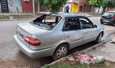 Quemaron dos autos y rompieron la vidriera en un comercio de Santa Fe