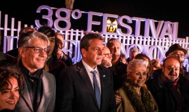Cruzó a la motosierra de Milei en Mar del Plata: Massa "El ataque a la cultura es un tiro al alma de los argentinos"