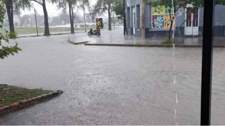 En Vera sigue lloviendo y demora el regreso de los evacuados a sus domicilios