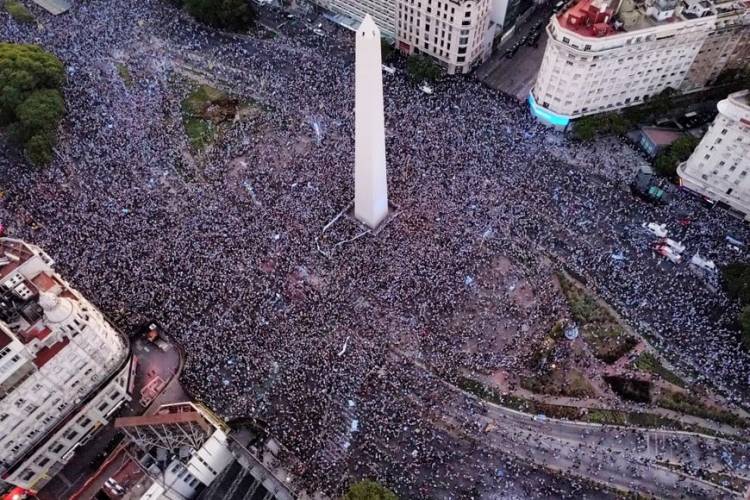 Buenos Aires:  Banderas, camisetas y abrazos: el Obelisco es protagonista de los festejos por la obtención de la Copa del Mundo
