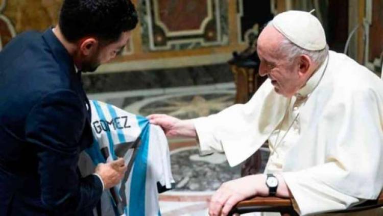El "Papu" Gómez le regaló su camiseta al Papa Francisco