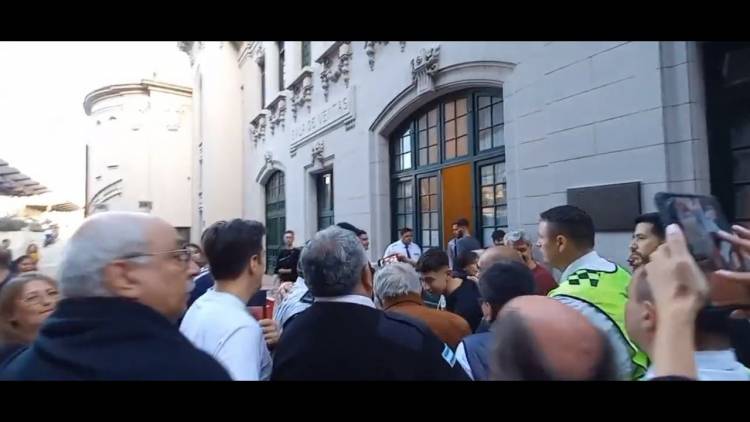 Polémica en el cierre de la Feria del Libro: seguidores de Javier Milei insultaron a Pepe Mujica