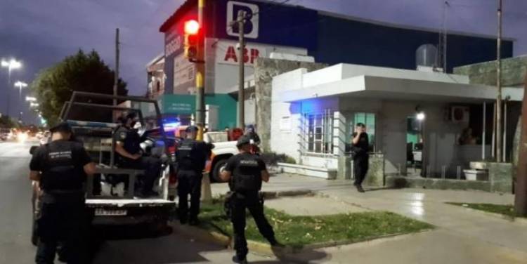 Se hacían pasar por un juez, y pedían dinero para liberar detenidos: las primeras informaciones apuntan contra dos policías