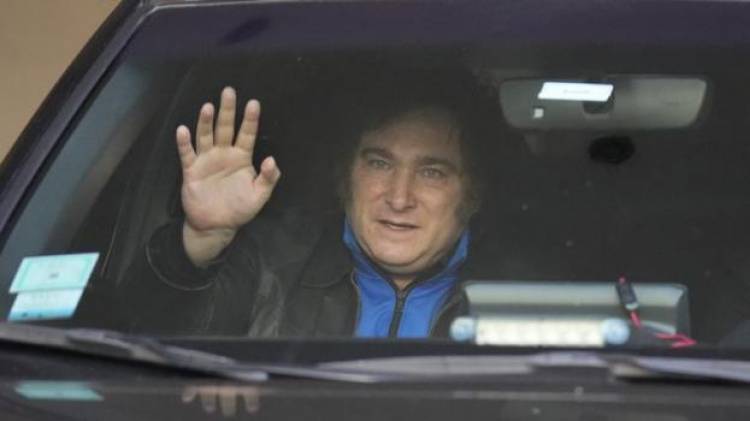 Milei llamará a extraordinarias y dijo que Caputo es el mayor experto financiero