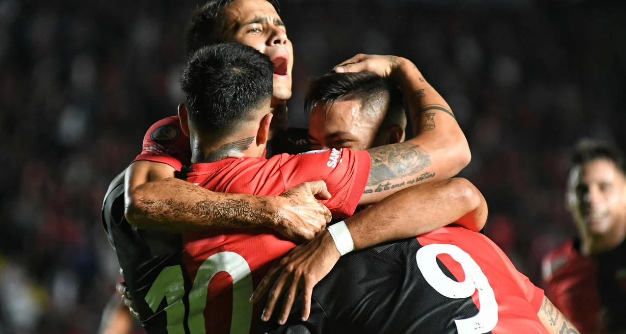 Tercera victoria como local: Colón arma su fortín con ratos de buen fútbol y lluvia de goles: 4-0 ante Patronato