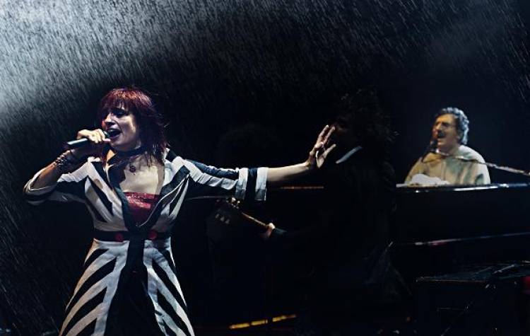 Hilda Lizarazu presenta su cover de «Bancate Ese Defecto»