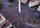 Buenos Aires:  Banderas, camisetas y abrazos: el Obelisco es protagonista de los festejos por la obtención de la Copa del Mundo