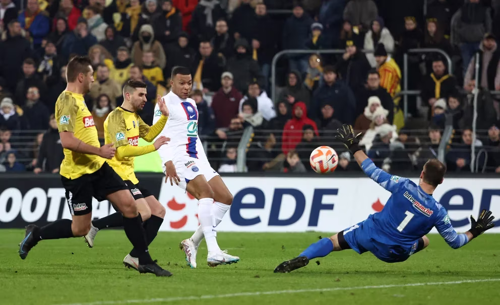 Con cuatro goles de Mbappé y un tanto de Neymar, el PSG vence al Pays de Cassel en la Copa de Francia