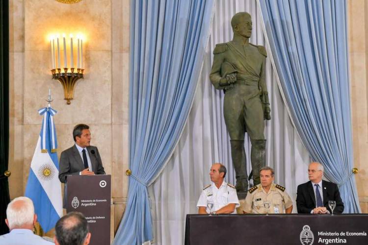 Anunciaron "rejerarquización" con aumentos salariales para las Fuerzas Armadas