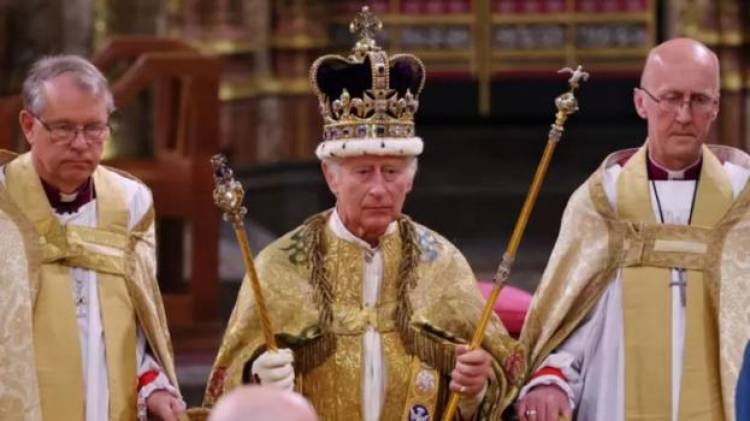 En una coronación cargada de historia, el rey Carlos III y el Reino Unido miran hacia el futuro