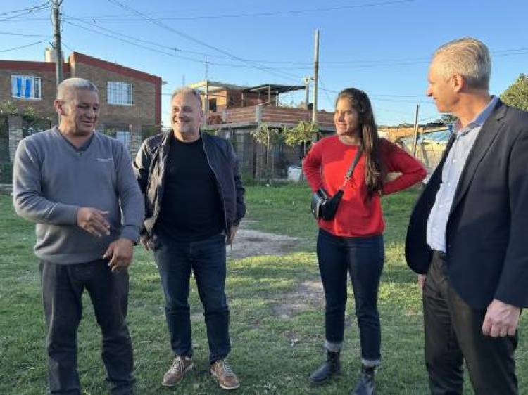 Rabbia y Lewandowski visitaron el Club Los Pumas tras aportar materiales para construir un paredón contra balaceras