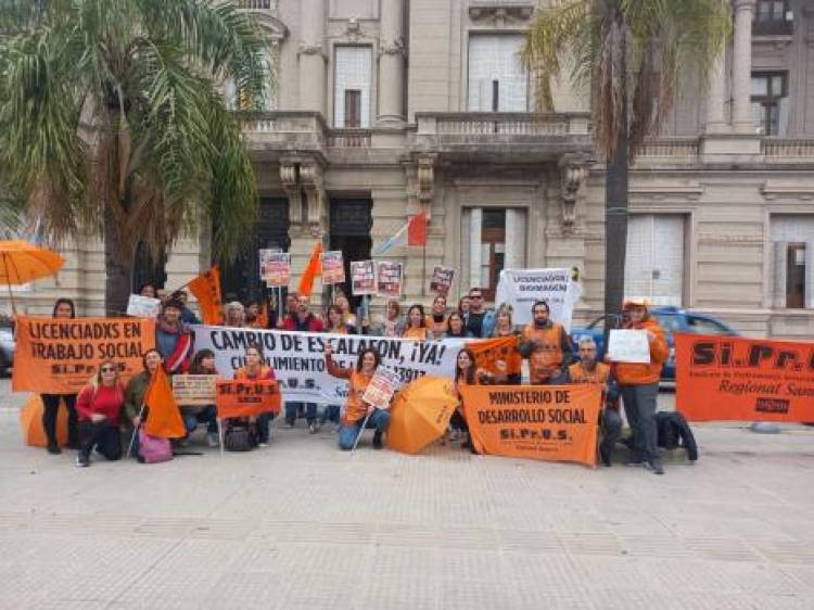 Trabajadores de Siprus pidieron frente a Casa de Gobierno que se cumpla la Ley 13.913: "Se pasan la pelota diciendo que no hay plata"