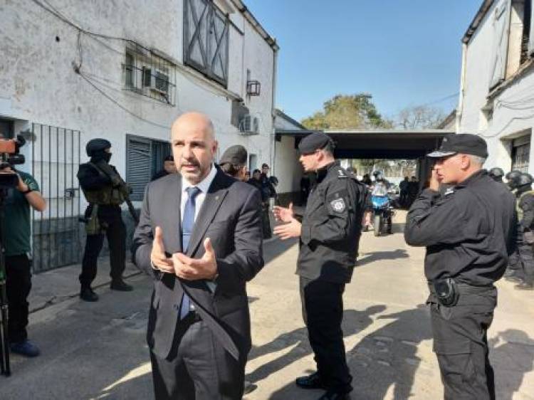 El ministro de Seguridad entregó a la policía 147 cascos de protección balística y 250 escopetas para los grupos de apoyo táctico