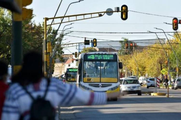 Se normalizan los colectivos durante el día, pero el bloqueo empresarial volvería a interrumpir el servicio de 22 a 5 de la madrugada