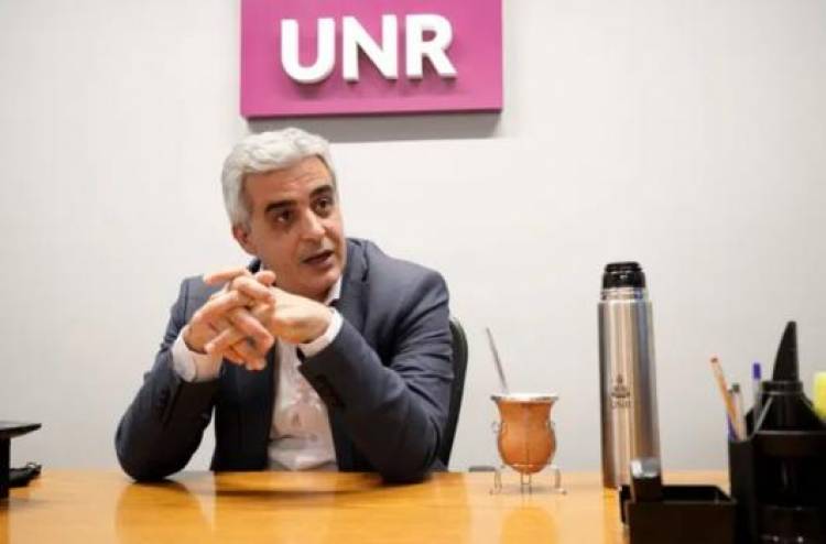 El rector de la Universidad de Rosario desobligó a los estudiantes a asistir a clases para que participen de una actividad en contra de las propuestas de Milei