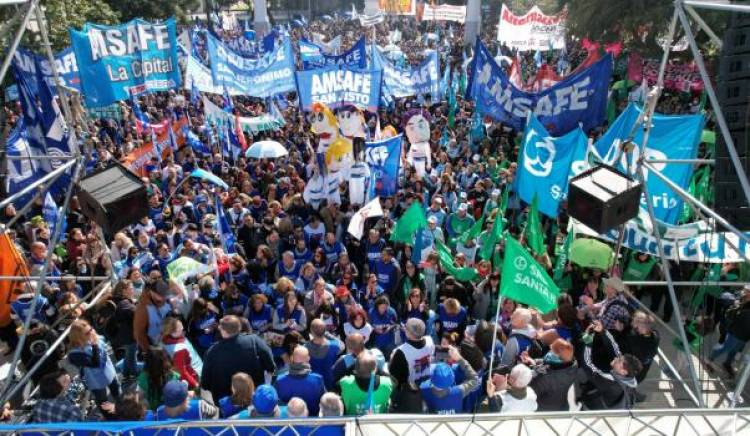 Con mociones de rechazo al ofrecimiento salarial, los gremios docentes resuelven este viernes la propuesta del gobierno